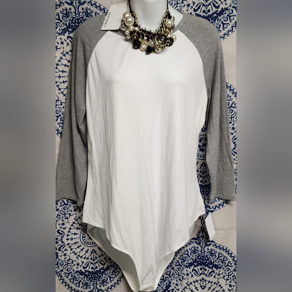 Heatherly Gray/White Raglan Top. Sz 2x.  NWTs